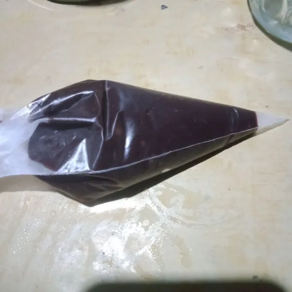 Campur dengan coklat leleh lalu diamkan hingga dingin setelah dingin campur dengan whipping cream hingga merata lalu masuk kan ke dalam plastik segitiga