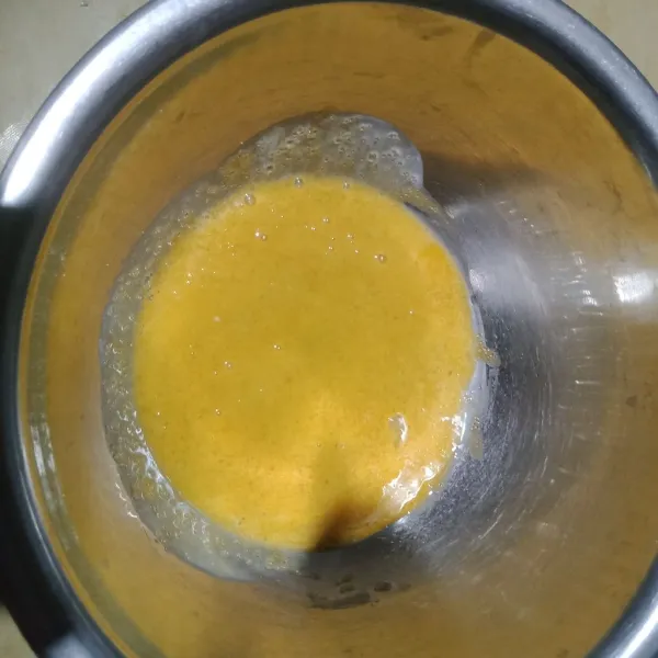 Di dalam mangkuk lain kocok kuning telur, susu cair, gula dan vanila hingga merata, lalu masak campuran kuning telur di atas air yang sudah mendidih dengan api kecil sambil terus di kocok menggunakan whisk hingga mengental