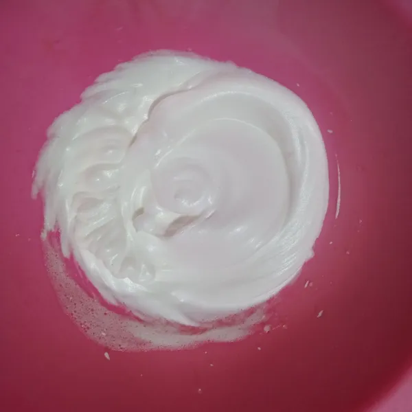 Di dalam mangkuk, kocok whipping cream hingga mengental lalu simpan di dalam kulkas