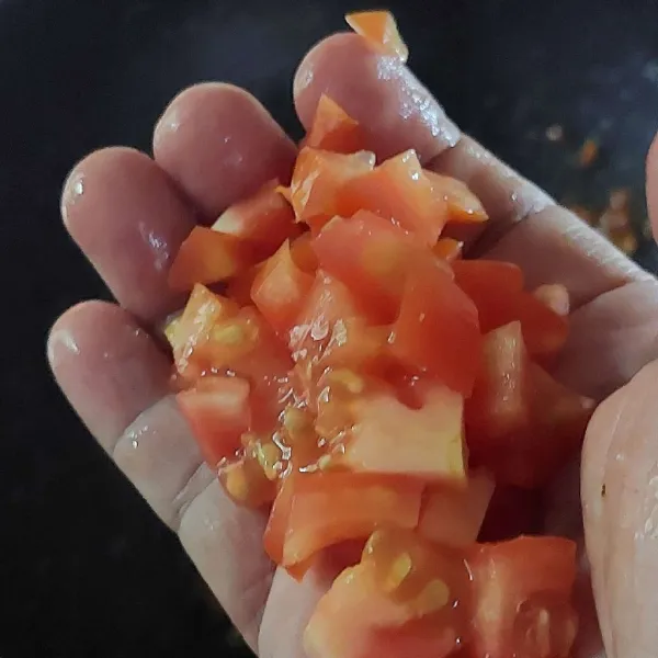 Tambahkan tomat, aduk dan masak sampai tomat hancur