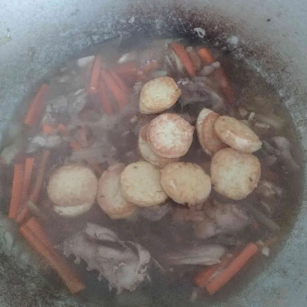 Masukkan tofu, aduk rata. Masak hingga bumbu meresap, dan air menyusut