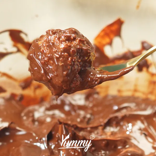 Masukkan adonan bola ke dalam lelehan coklat. Masukkan ke dalam kulkas selama 10 menit.