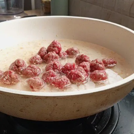 Masukkan daging masak hingga berubah warna