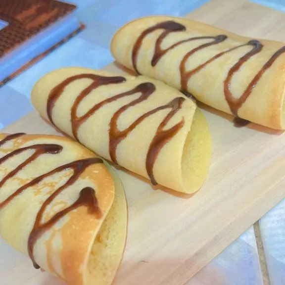 Sajikan pancake selagi hangat, bisa di tambahkan toping seperti cokelat dan madu.