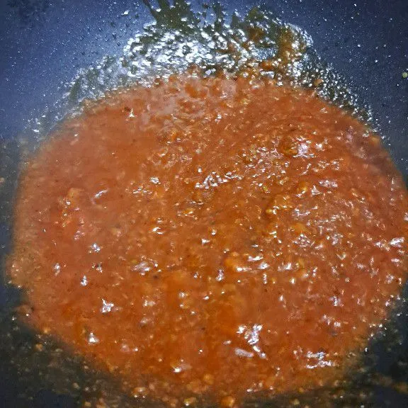 Tumis kornet, masukan saus spaghetti lalu tambahkan saus tomat, garam dan gula.
Tambahkan air, campur rata lalu koreksi rasa.