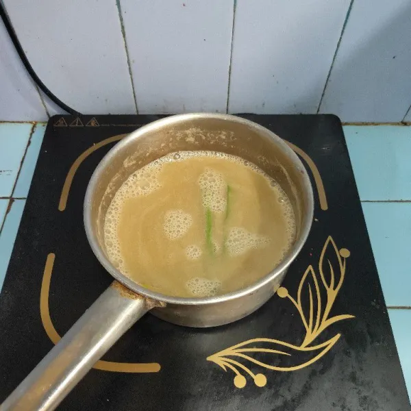 Masak hingga mendidih dan kuah mengental. Matikan api.