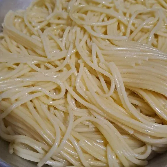 Rebus spaghetti sampai matang lalu sisihkan.