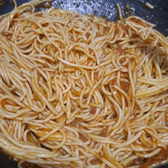 Masukan spaghetti, aduk rata.