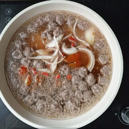 Masukkan Kecap manis, saus tiram, bawang bombay, tomat, jahe dan cabai