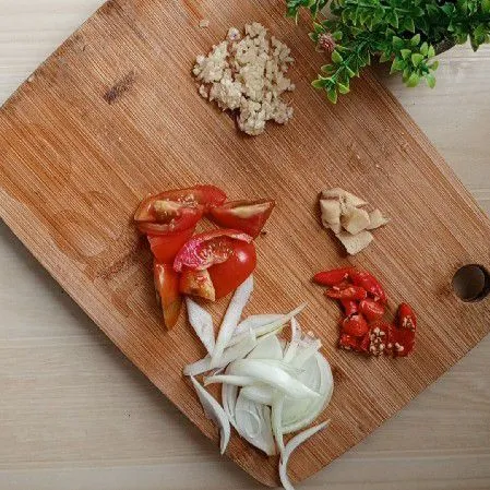 Siapkan bawang putih cincang, bawang bombay, 1/2 ruas jahe, tomat potong dan cabe merah