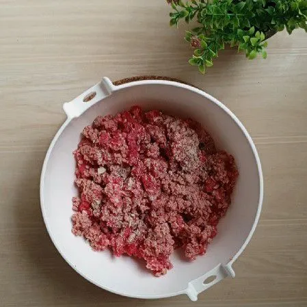 Siapkan daging giling beri sedikit lada