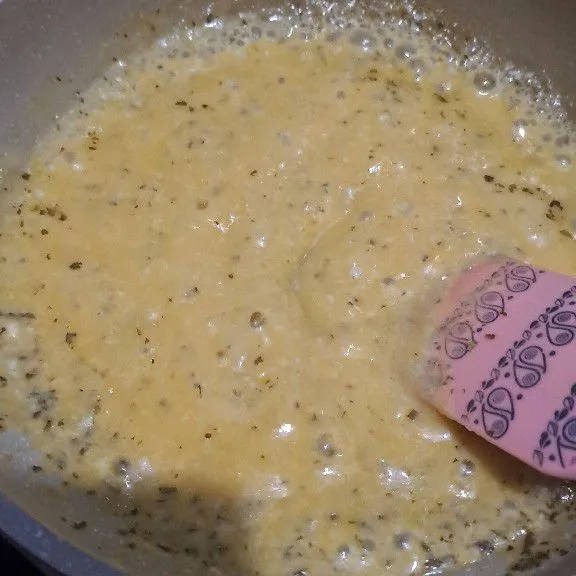 Membuat saus bechamel :
Panaskan margarin lalu masukan tepung terigu.Aduk cepat lalu masukan susu uht bertahap sampai tepung tidak bergerindil. Tambahkan keju dan keju melted campur sampai saus tidak bergerindil. masukan daun parsley kering aduk rata. Koreksi rasa sisihkan.
