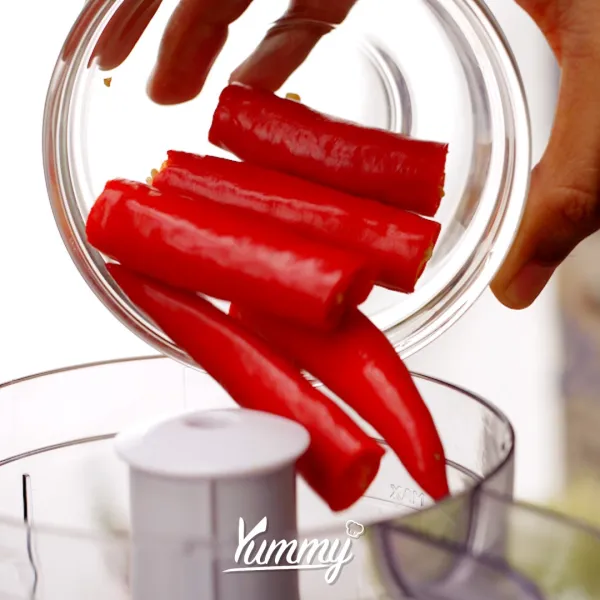 Masukkan cabai keriting, cabai merah besar dan bawang merah ke dalam blender. Blender hingga halus