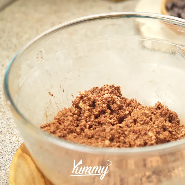 Campur kacang tanah, sereal gandum, dan selai coklat. Aduk hingga tercampur rata. Kulkas selama 15 menit