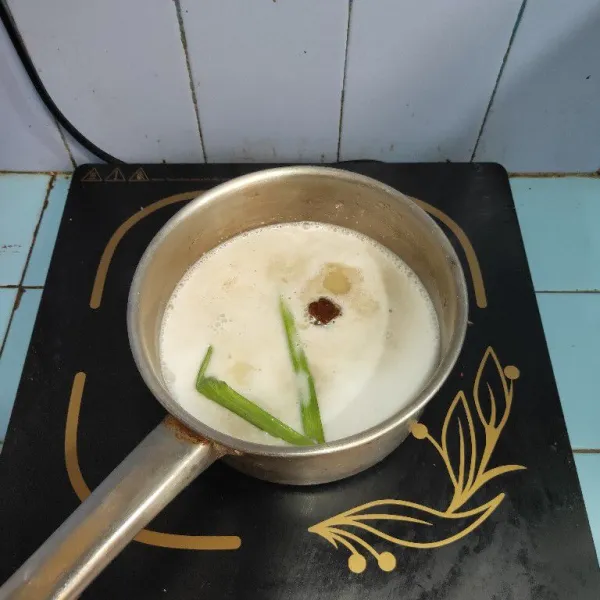 Masukkan semua bahan kuah kinca ke dalam panci. Aduk rata.