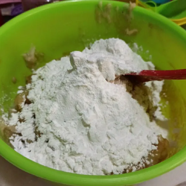Masukan sedikit demi sedikit tepung tapioka, aduk hingga membentuk adonan.