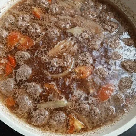 Seasoning dengan garam, lada, kaldu jamur lalu koreksi rasa lalu beri larutan air maizena