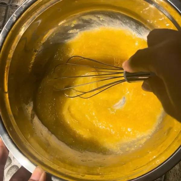 Kocok telur dan gula pasir sampai larut, lalu masukkan susu uht dan margarin yang sudah di cairkan, kocok kembali.