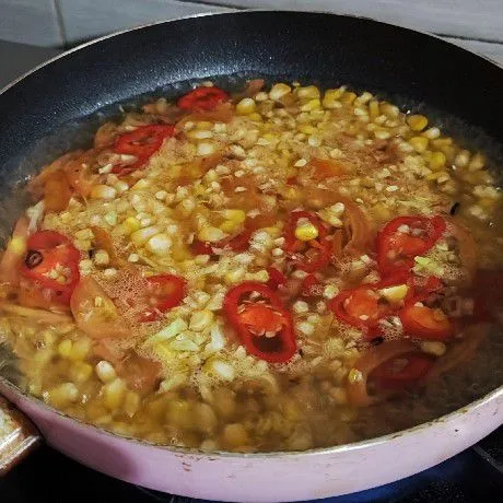 Masukan air putih dan jagung yang sudah di pipil, tambahkan saus tiram dan kaldu jamur, masak kurang lebih 3 menit.