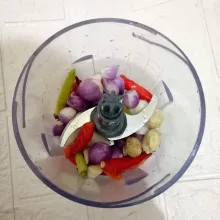 Masukkan bumbu yang akan dihaluskan ke chopper.