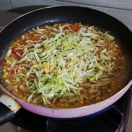 Masukan sayur kol dan masak kurang lebih 3 menit.