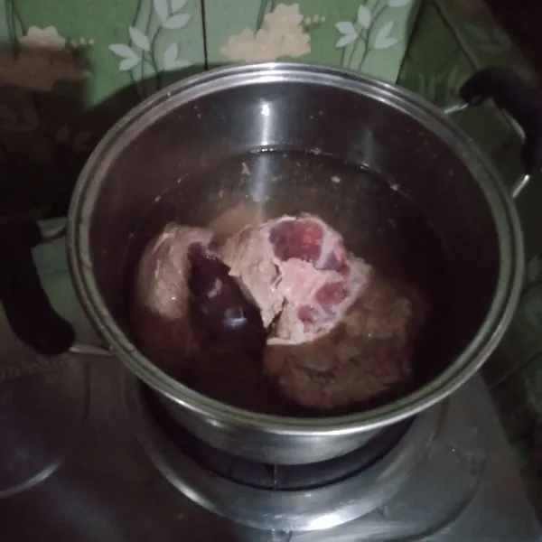 Siapkan bahan kemudian cuci bersih daging beri perasan air jeruk nipis, presto daging hingga empuk angkat tiriskan