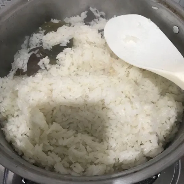 Lalu masukkan ke dalam kukusan yang sudah panas.  Kukus nasi hingga matang.