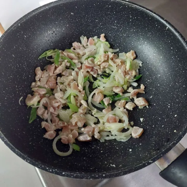 Tambahkan potongan daging ayam, tumis hingga berubah warna.