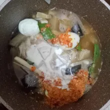 Tambahkan santan, lalu masak dengan api kecil hingga airnya asat, bumbu meresap, warnanya berubah coklat merah. Lalu angkat dan siap disajikan.