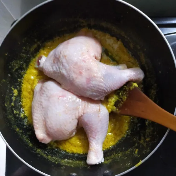 Masukkan ayam,masak hingga berubah warna.