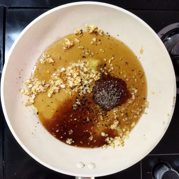 Tambahkan saus tiram, kecap asin, kecap manis, madu, black paper, garam, gula, kaldu jamur dan sedikit air. Aduk rata dan masak hingga mendidih.