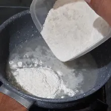 Siapkan air lalu masukkan bawang putih ,garam, dan kaldu bubuk masak hingga mendidih lalu masukkan tepung terigu,aduk hingga kalis,matikan api.