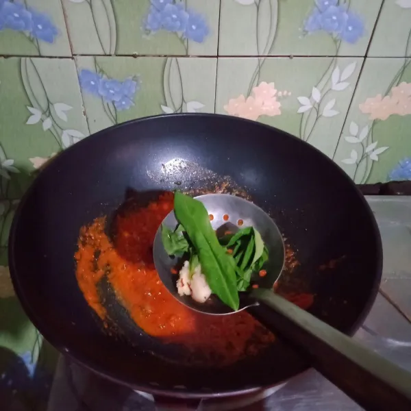 Haluskan bumbu kemudian tumis hingga harum dan matang tambahkan daun jeruk, lengkuas, serai, daun salam tumis kembali