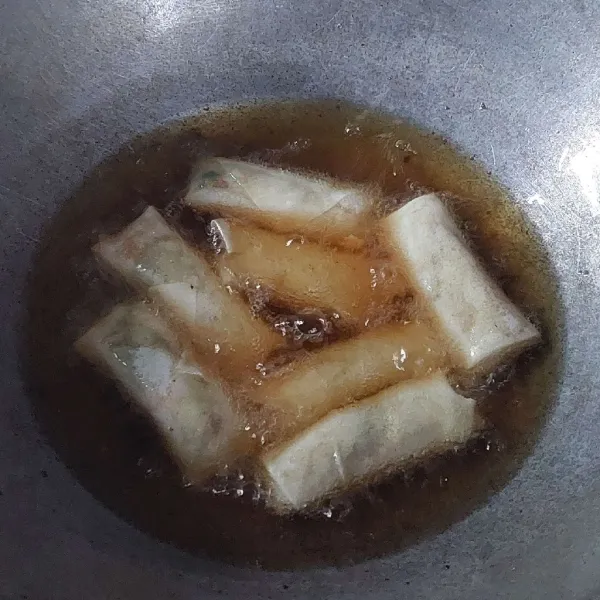 Goreng di minyak panas api sedang, hingga golden brown.