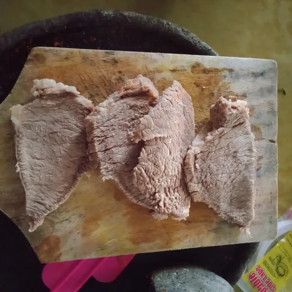Potong potong dadu besar sisihkan
