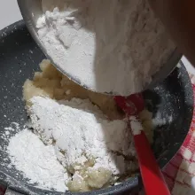 Masukkan tepung tapioka dan aduk hingga rata.