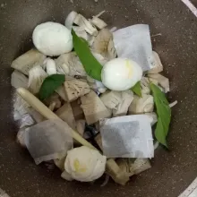 Masukkan nangka yang sudah direbus, telur rebus, dan bumbu cemplung ke panci.