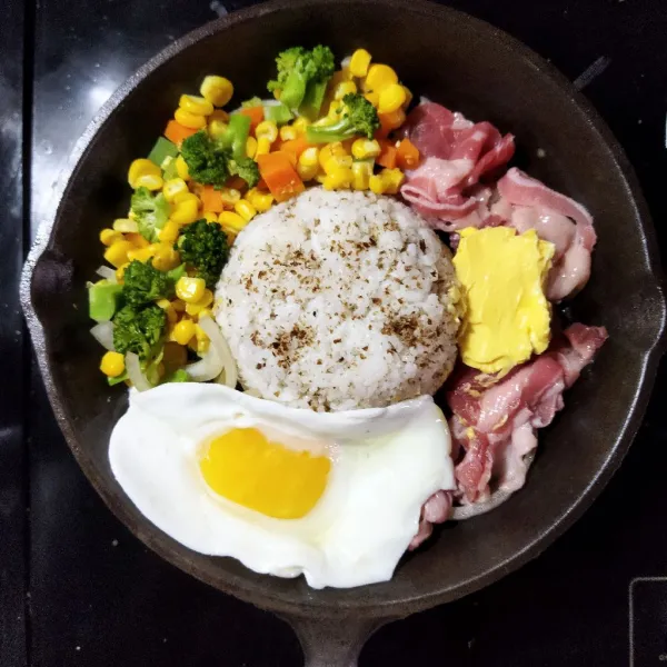 Setelah panas angkat dan segera sajikan bersama butter dan saus black paper, aduk rata sebelum disantap.