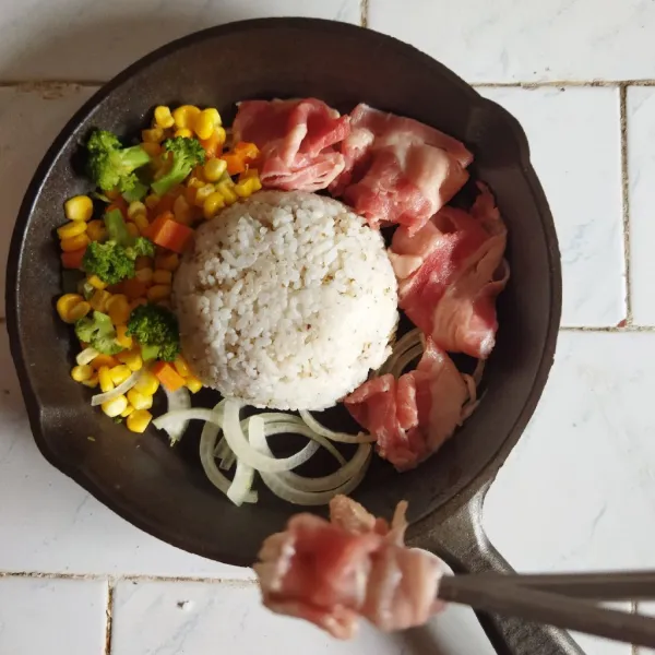 Kemudian tata dalam hot plate, nasi, bawang Bombay, sayuran rebus, beef slice, telur ceplok. Dan panaskan dengan api besar.