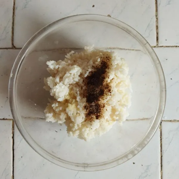 Aduk rata nasi dengan bubuk Nori, lalu cetak.