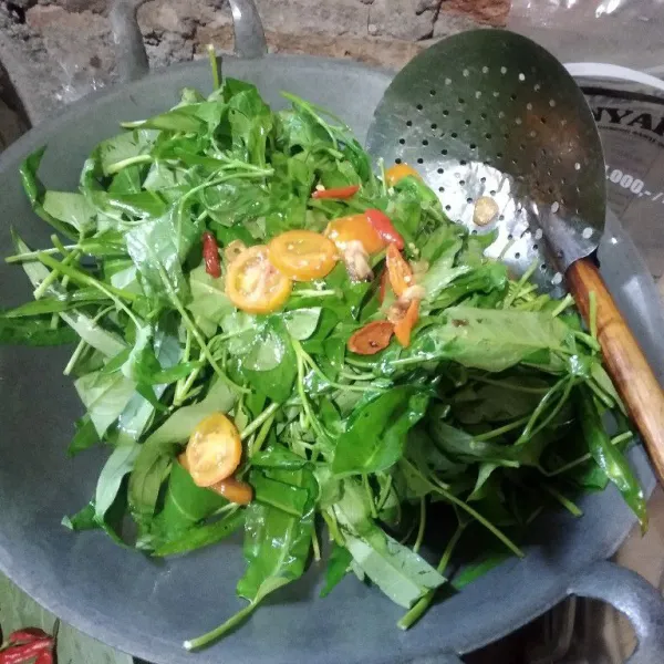 Tambahkan kangkung dan masak hingga kangkung layu.