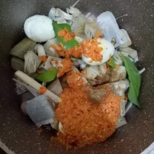 Masukkan bumbu halus dan tuangi dengan air kelapa. Masukkan juga bumbu perasa