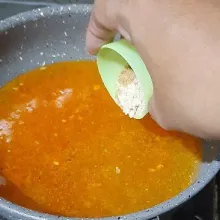 Masukkan garam, kaldu, lada dan gula lalu masak hingga mendidih.