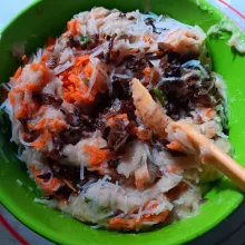 Pindahkan adonan ayam ke mangkok yang berisi bihun dan sayuran. Aduk ...