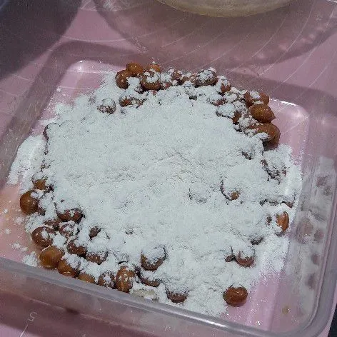 Kemudian tuang ke dua tepung yang sudah di campur sebelumnya,aduk hingga semua kacang terbalut tepung.