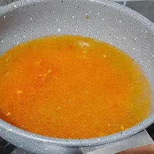Kuah : haluskan dua cabe, bawang putih dan cikur lalu tumis dengan sedikit minyak hingga wangi, kemudian tuang air.