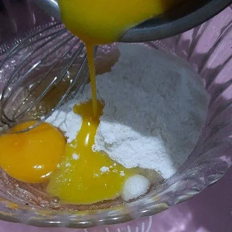 Campurkan dalam wadah : telur, gula, garam dan margarin cair aduk hingga larut