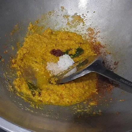 Masukkan garam, kaldu dan gula pasir.