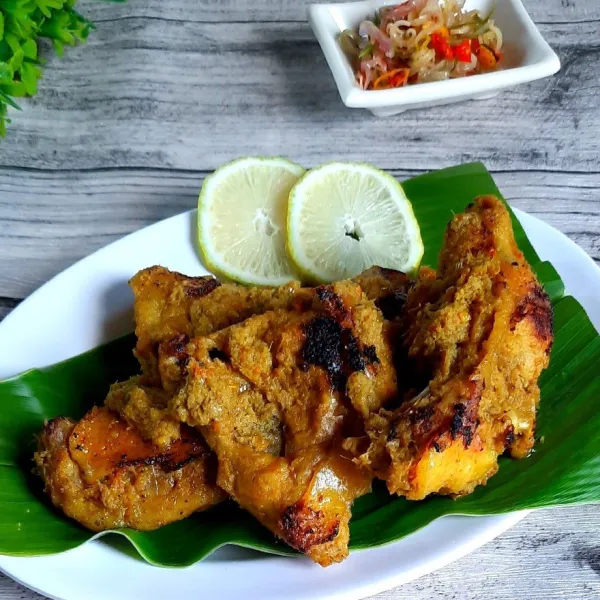 Sajikan ayam betutu bersama sambal matah.