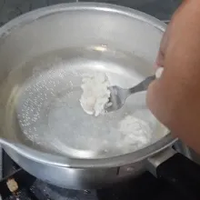 Siapkan air mendidih kemudian cetak adonan menggunakan 2 buah garpu.